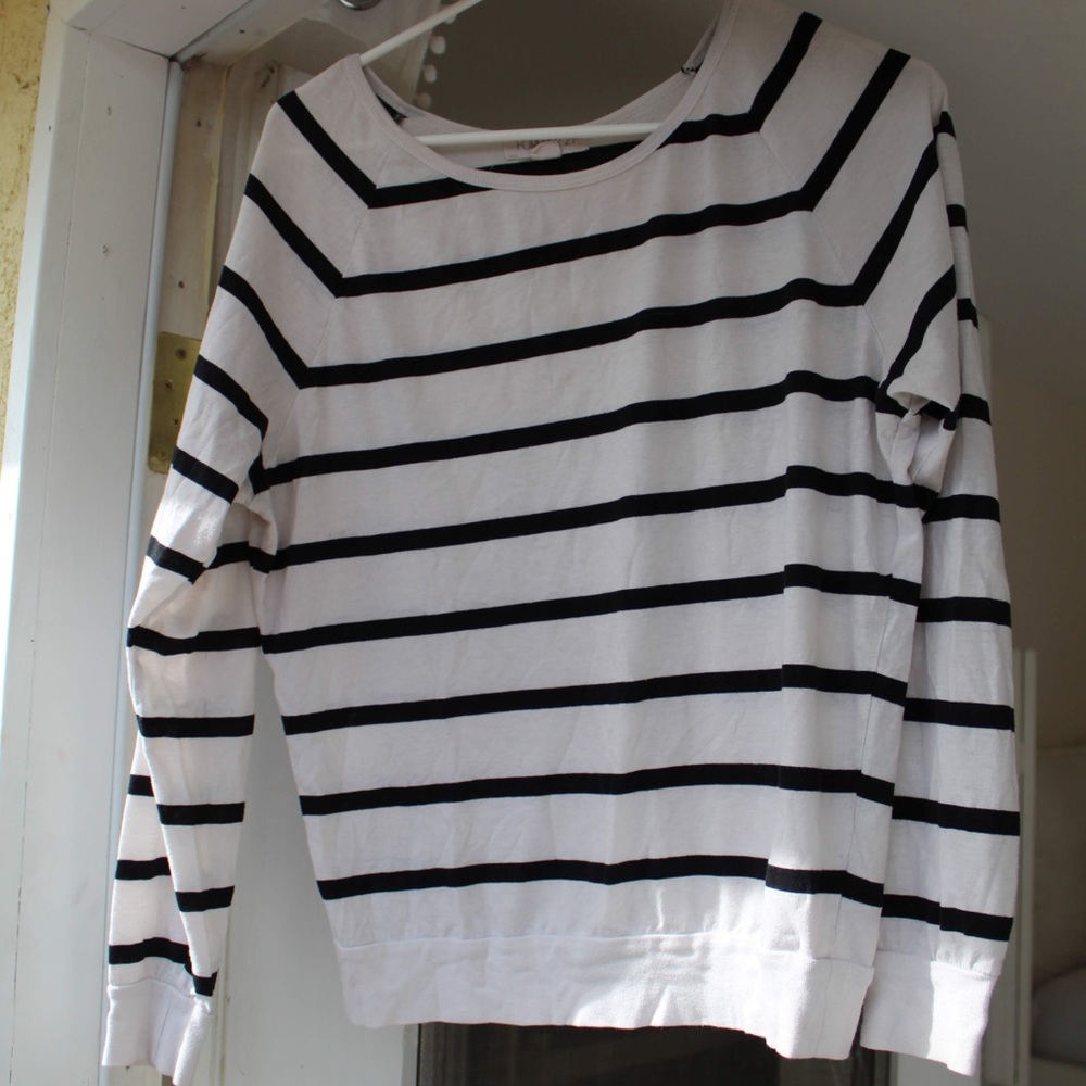 LONGSLEEVE BALCK AND WHITE STRIPED SHIRT